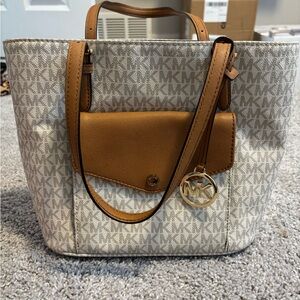 Michael Kors Jet Set medium tote purse